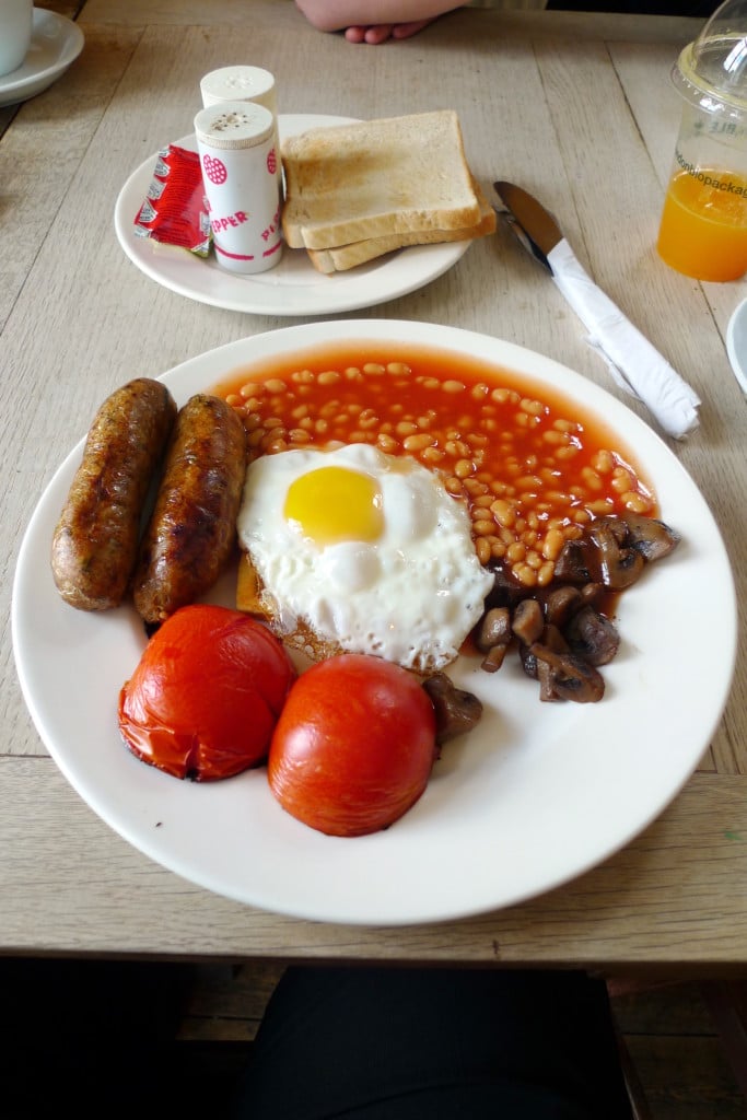 Full_english_breakfast_with_veggie_sausages_2_cc_flickr_user_ewan_m